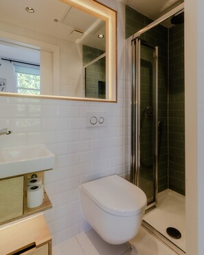 Monolocale Basic, bagno privato | Bagno | Doccia, soffione a pioggia, asciugacapelli, asciugamani