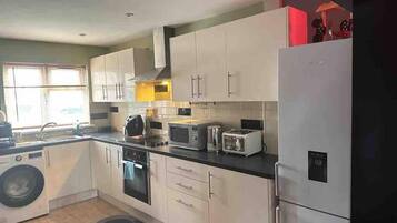 House | Private kitchen | Fridge, microwave, oven, stovetop