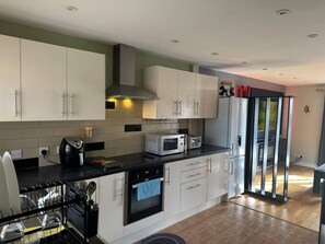 House | Private kitchen - Remarkable 2-bed House in Northolt (Northolt)