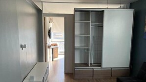 Un salón moderno con armario empotrado, un banco y vistas al exterior.