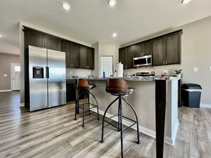 Frigorífico, microondas, horno y placa de cocina