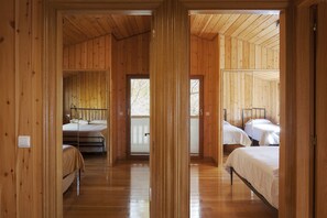 5 bedrooms, iron/ironing board, WiFi, bed sheets