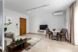 Una Smart TV, una impresora