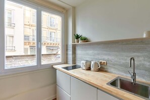 冷蔵庫、電子レンジ、コンロ、コーヒー / ティーメーカー