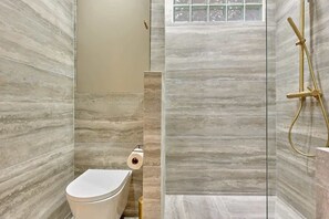 Shower, hair dryer, towels, soap - Sublim Studio with AC Beaubourg-Le Marais (Paris)