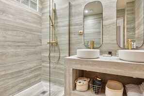 シャワー、ヘアドライヤー、タオル、石鹸