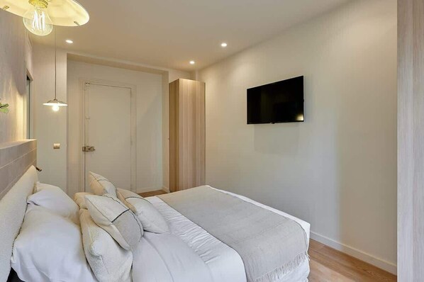 1 室のベッドルーム、アイロン / アイロン台、WiFi (無料)、ベッドシーツ