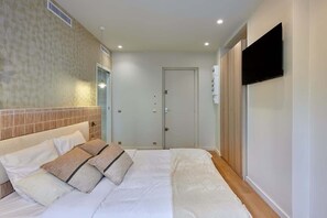 Iron/ironing board, travel cot, free WiFi, bed sheets
