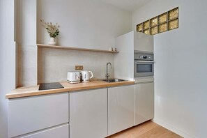 Fridge, microwave, stovetop, coffee/tea maker