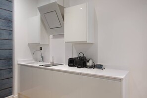 Kühlschrank, Mikrowelle, Wasserkocher mit Kaffee-/Teezubehör