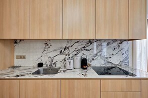 Kjøleskap, mikrobølgeovn, ovn og kokeplater