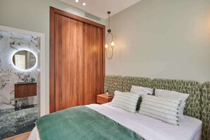 2 slaapkamers, een strijkplank/strijkijzer, reisbedje, gratis wifi