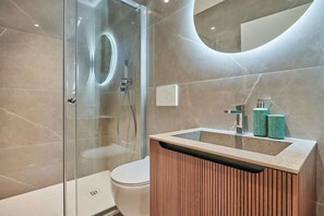 Douche, séchoir à cheveux, shampooing