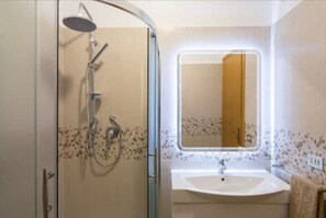 Regadera, secadora de cabello, bidet, toallas 