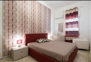 4 habitaciones, tabla de planchar con plancha y cuna de viaje 
