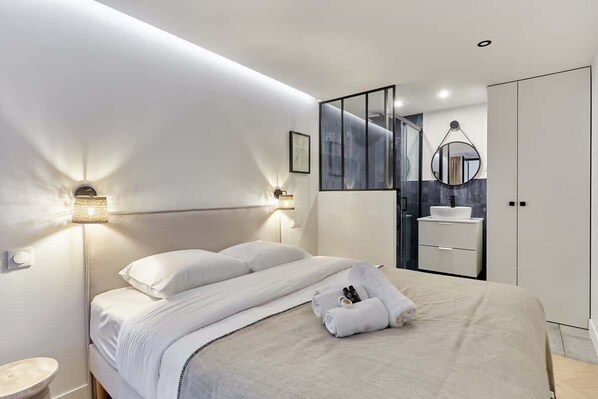 2 عدّة غرف نوم ومكواة/لوح كي وواي فاي مجانًا وملاءات أسرّة