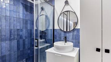 Een douche, een haardroger, handdoeken, zeep