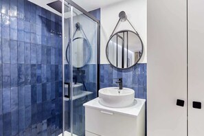 Shower, hair dryer, towels, soap - Superb apartment Arc de Triomphe (Paris)