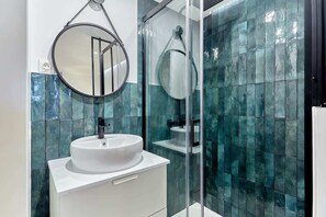 تجهيزات دش، مجففات شعر، مناشف، صابون