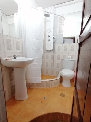 Combined shower/tub, jetted tub, hydromassage showerhead - Hostal Cusco Internacional (Cusco)