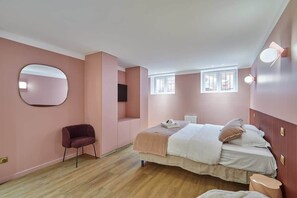 1 habitación, tabla de planchar con plancha y cuna de viaje 