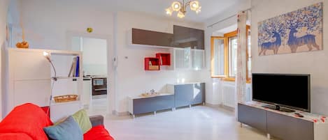 Appartement familial, plusieurs chambres, côté montagne (Casa dei Nonni) | Aire de séjour | Téléviseur à écran plat de 21 po avec télévision par câble