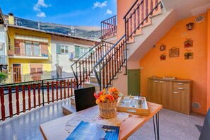 Family Apartment, Multiple Bedrooms, Mountainside (Casa dei Nonni) | Dining