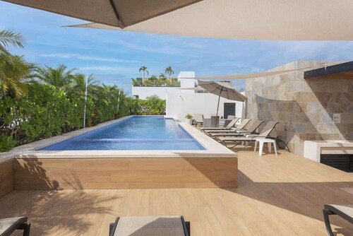 Playa del Carmen Apt: Pool, Backyard & Garage
