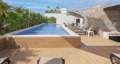 Playa del Carmen Apt: Pool, Backyard & Garage