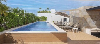 Playa del Carmen Apt: Pool, Backyard & Garage