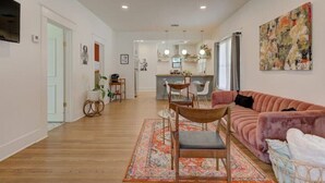 Living area - Miller Historic Home Mins <1 mile Campus
 (Norman)