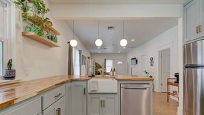 Private kitchen - Miller Historic Home Mins <1 mile Campus
 (Norman)