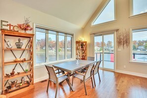 Dining - Riverview home. 2 minute walk to the beach in the heart of Wasaga. (Wasaga Beach)