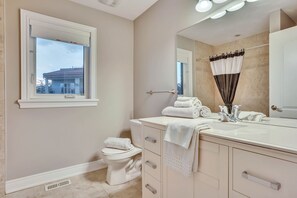 Towels, toilet paper - Riverview home. 2 minute walk to the beach in the heart of Wasaga. (Wasaga Beach)