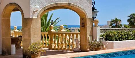 Utendørsbasseng og et oppvarmet basseng