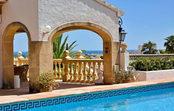 Utendørsbasseng og et oppvarmet basseng