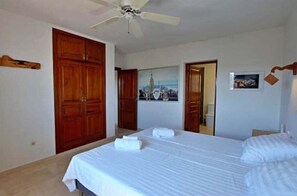 5 soverom, safe på rommet, strykejern/-brett og reiseseng for barn