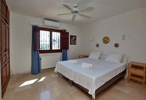 5 bedrooms, in-room safe, iron/ironing board, travel cot - 12 Persoons luxe villa in Javea. Heated pool! (Jávea)