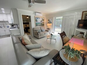 Smart-TV, DVD-Player, Bücher, Videothek