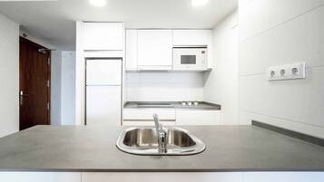 Een koelkast, een microgolfoven, een kookplaat