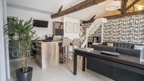 TV - Comfortable and bright 50 m² in Paris 10th. (Paris)