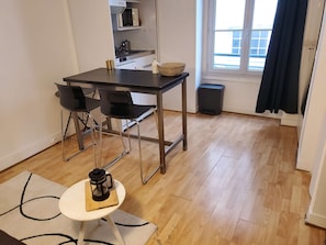 Kühlschrank, Mikrowelle, Wasserkocher mit Kaffee-/Teezubehör