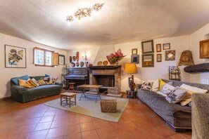 House | Living area | 32-inch flat-screen TV with cable channels - Casale Il Farro (Camaiore)