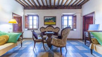House | Living area | 32-inch flat-screen TV with cable channels