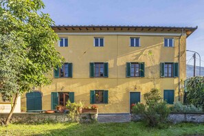 Front of property - Casale Il Farro (Camaiore)