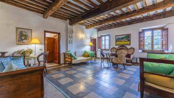 House | Living area | 32-inch flat-screen TV with cable channels