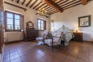 House | 4 bedrooms, iron/ironing board, free WiFi