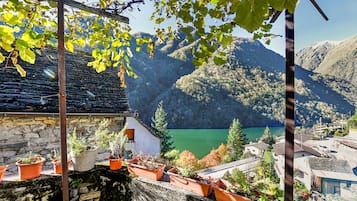 Family Chalet, Multiple Bedrooms, Mountainside (Casa Carla 1) | Pemandangan tasik