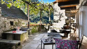 Family Chalet, Multiple Bedrooms, Mountainside (Casa Carla 2) | Outdoor dining