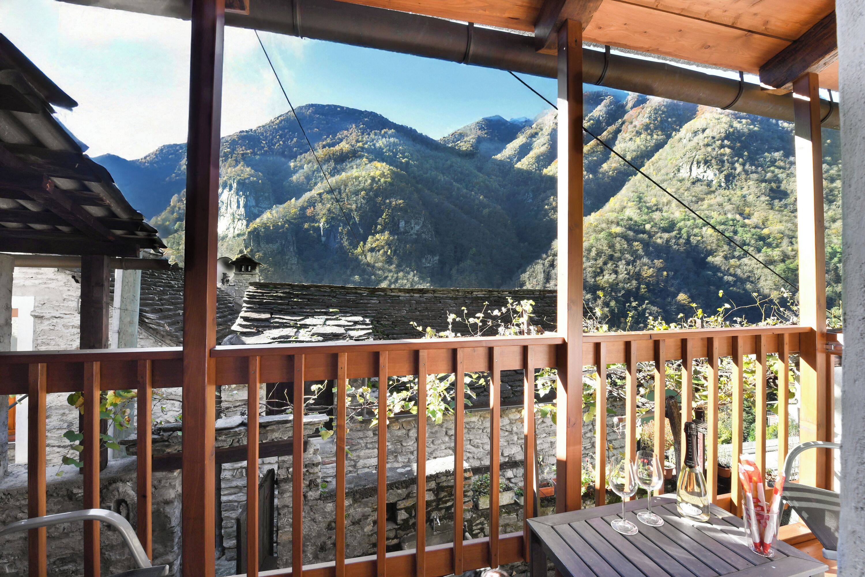 Chalet Keluarga, beberapa kamar, tepi gunung (Casa Carla 1) | Tempat makan outdoor